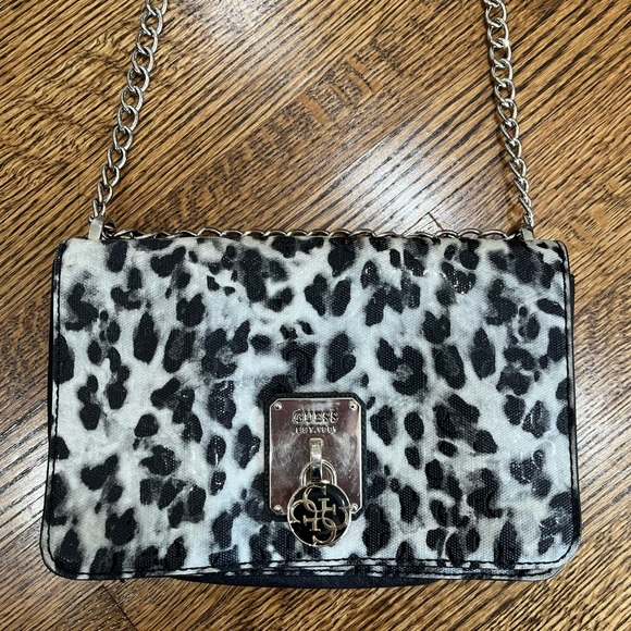 ‼️3/$30‼️ Guess leopard print crossbody bag - Picture 3 of 6